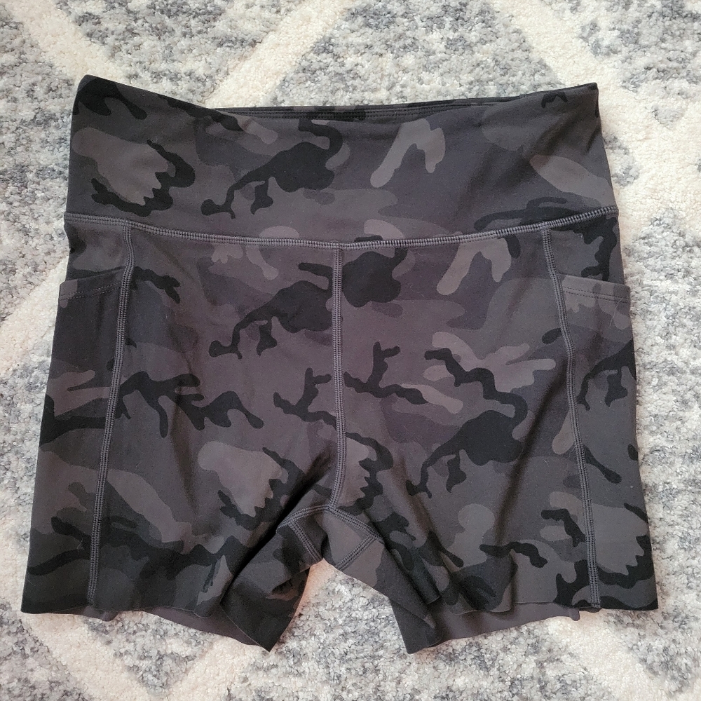 Zyia Shorts, Size Medium, Camo, Pockets